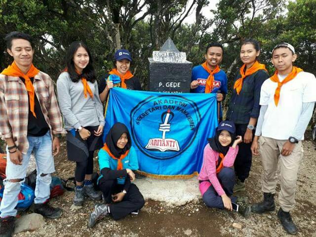 Meningkatkan jiwa kepemimpinan dan kebersamaan untuk lebih dekat dengan alam